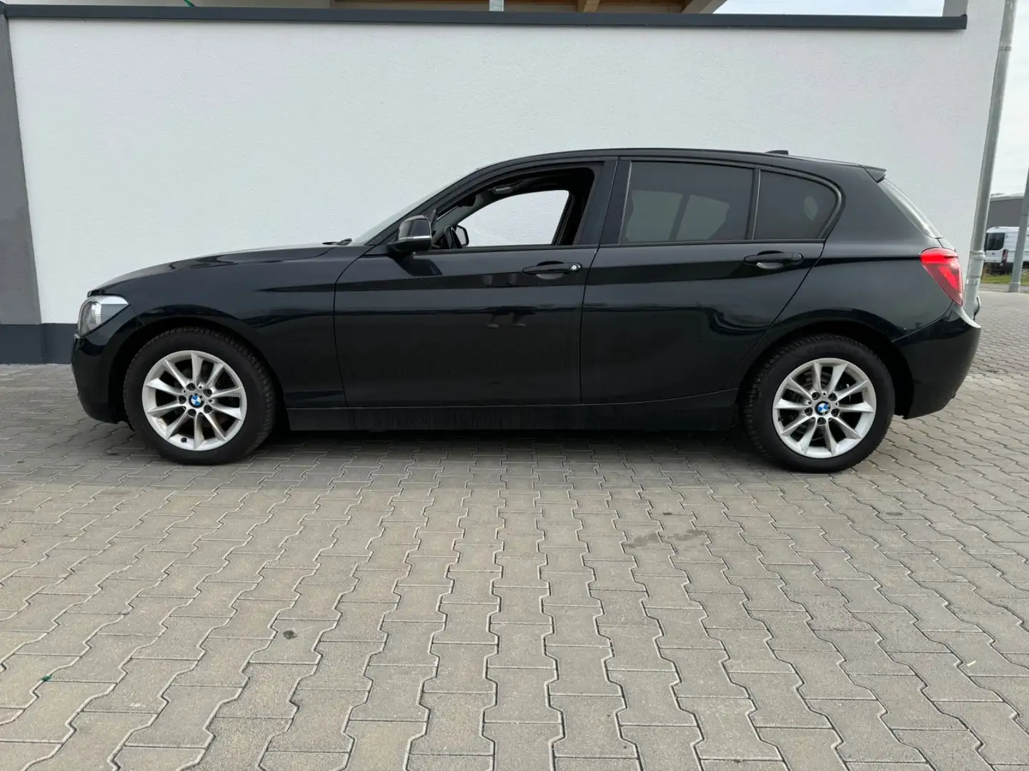 BMW 116 Baureihe 1 Lim. 5-trg. 116i Zwart - 2