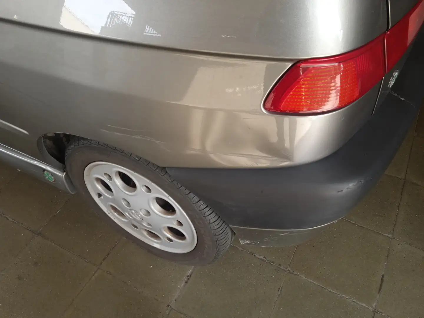 Alfa Romeo 145 145 2.0 Quadrifoglio Grau - 1