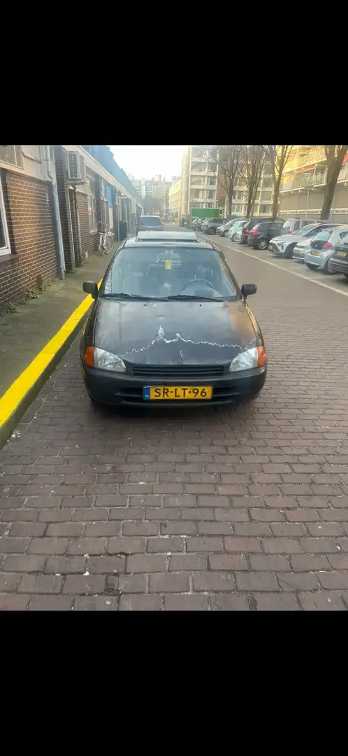Toyota Starlet met dakraam schade rechts achter - 1