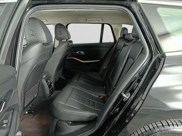 BMW 3 Series view 9