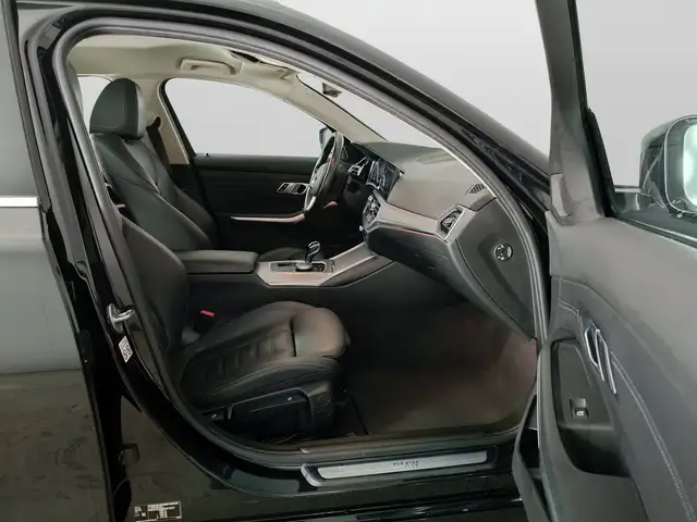 BMW 3 Series view 11