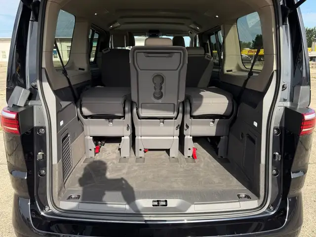 Volkswagen Multivan view 14
