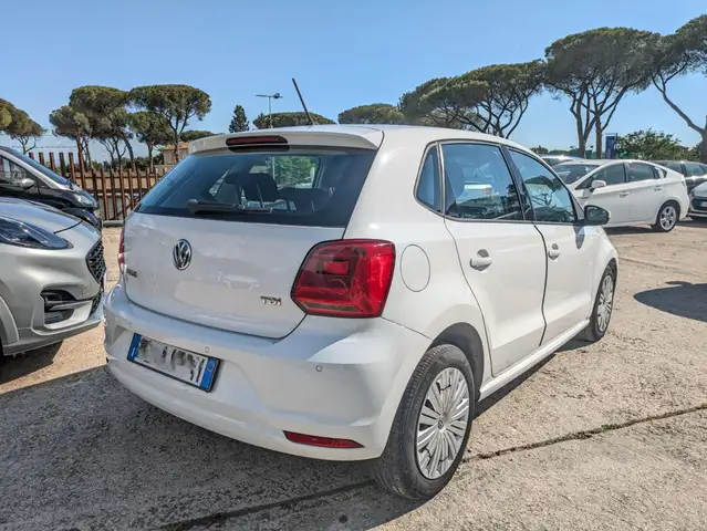 Volkswagen Polo view 4