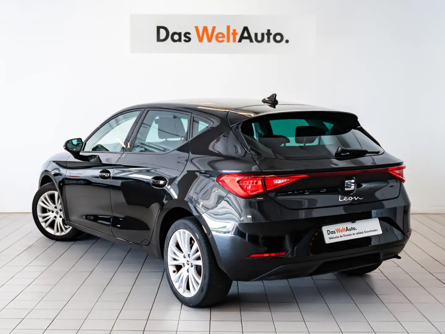 SEAT Leon 1.5 eTSI DSG-7 S&S Style Special Edition 150 Negro - 2
