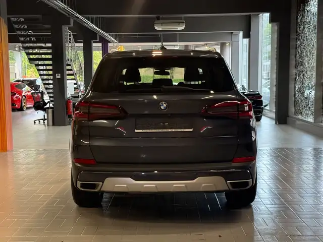 BMW X5 view 6