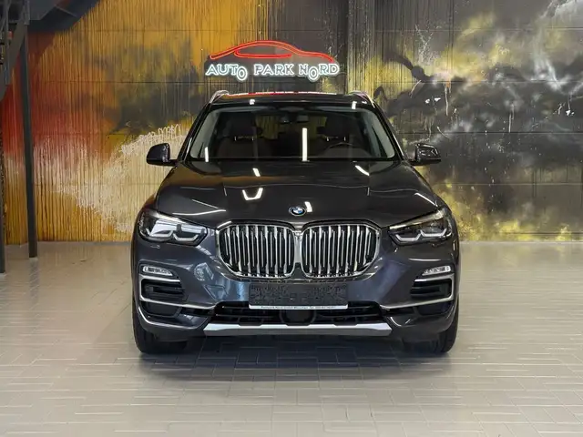 BMW X5 view 2