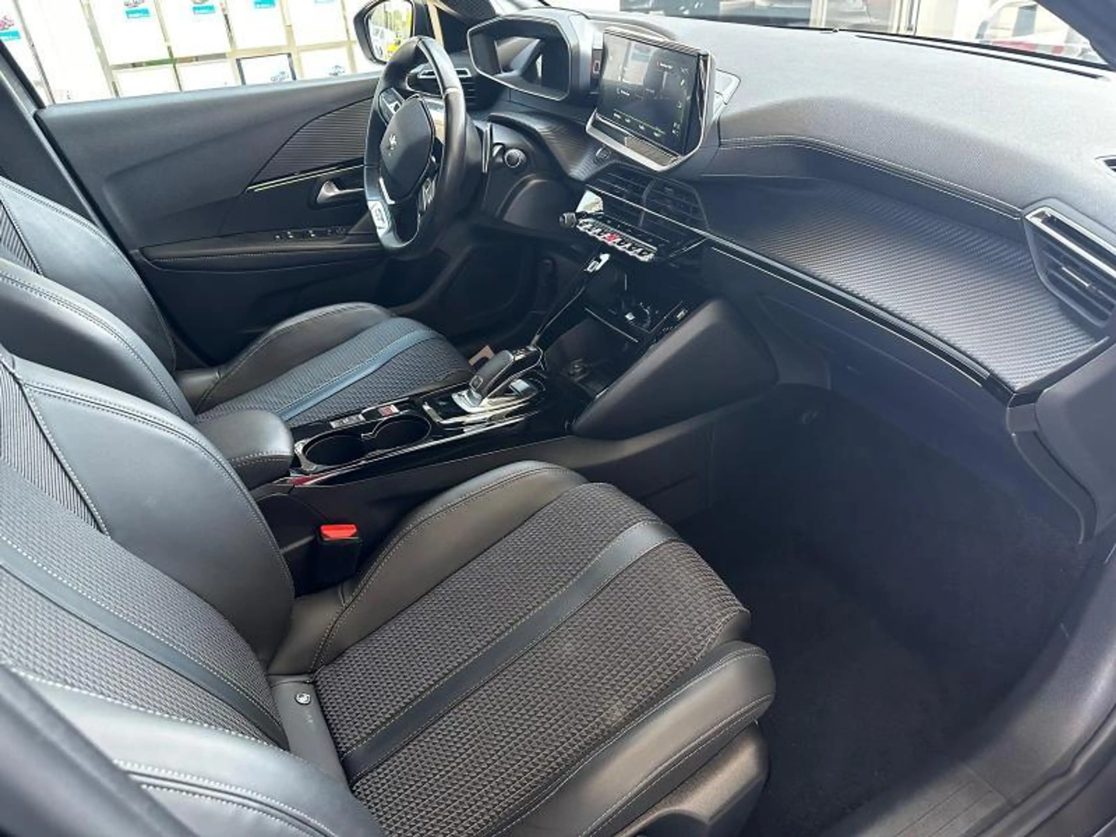 Peugeot 208 GT Line 12 Turbo 100cv EAT8 — photo 2