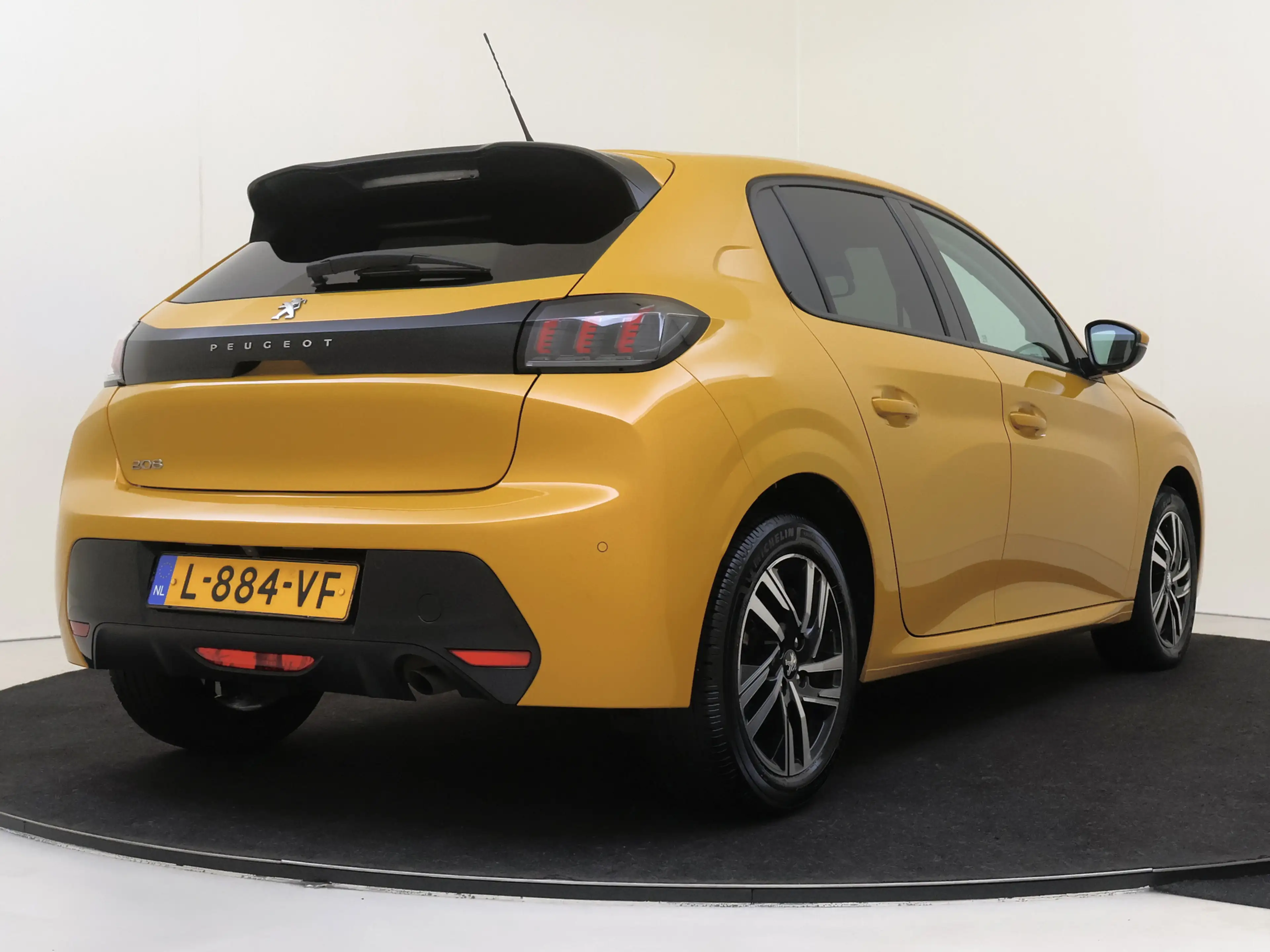 Peugeot 208 1.2 PureTech 100PK Allure Pack Camera | Apple Carp — photo 11