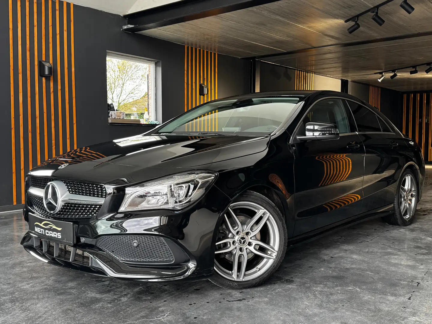 Mercedes-Benz CLA 180 AMG Pack | Camera | Leder | Xenon | Stoelverwarm. Noir - 1