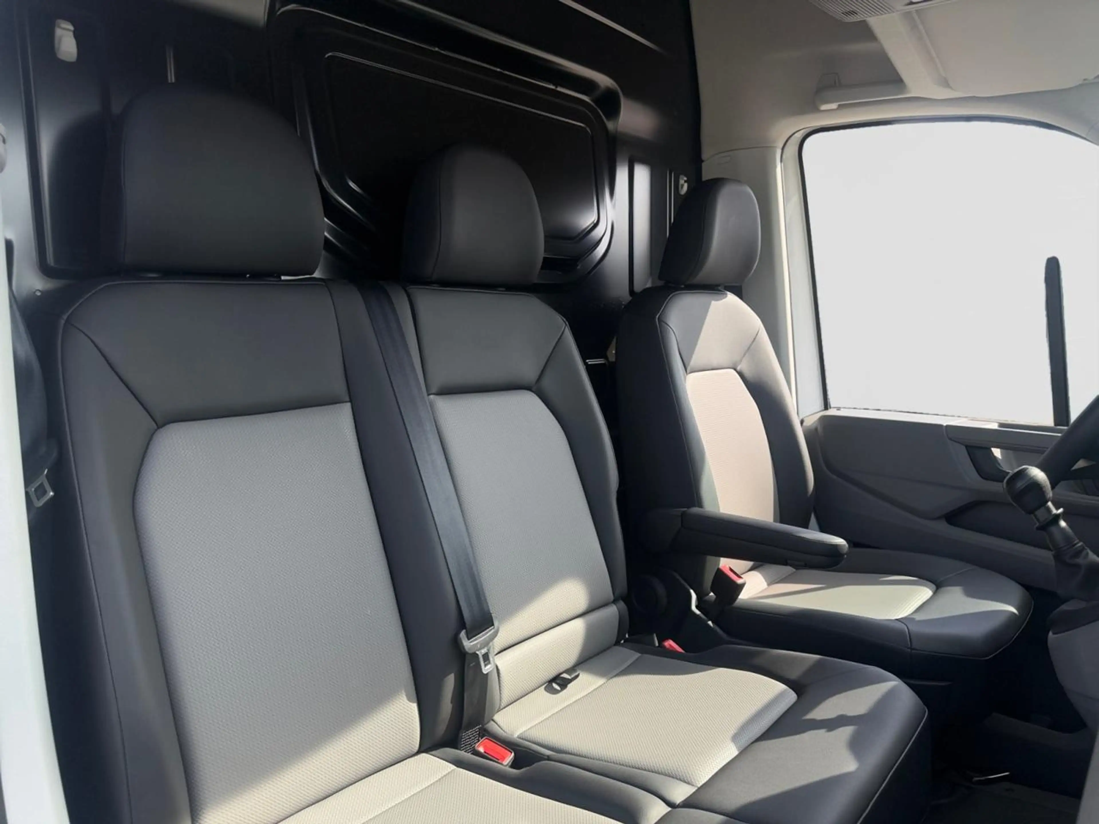 Volkswagen Crafter 2.0 TDi (140pk) /// Parkeersensoren voor & achteraan /// Android Auto & Appel Carplay /// — photo 9