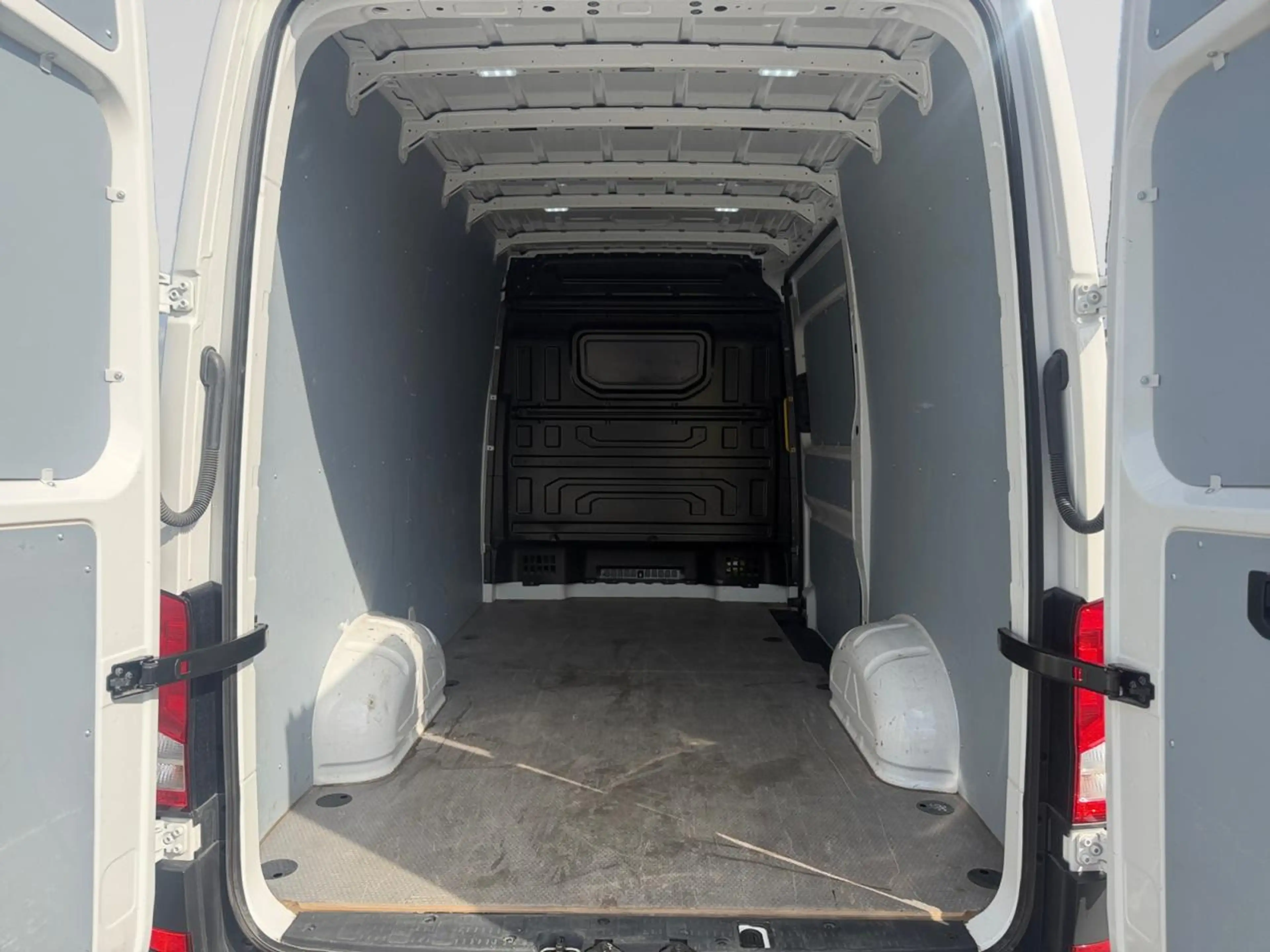 Volkswagen Crafter 2.0 TDi (140pk) /// Parkeersensoren voor & achteraan /// Android Auto & Appel Carplay /// — photo 7