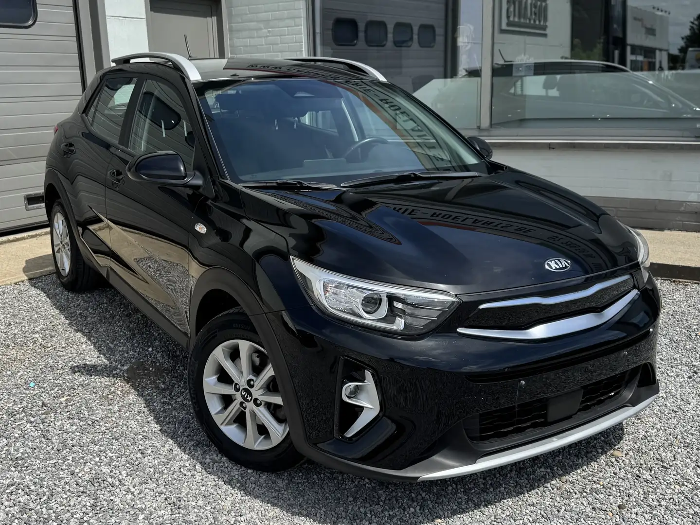 Kia Stonic 100PK / NAV / CAMERA / CARPLAY / FABRIEKSGARANTIE! Zwart - 2