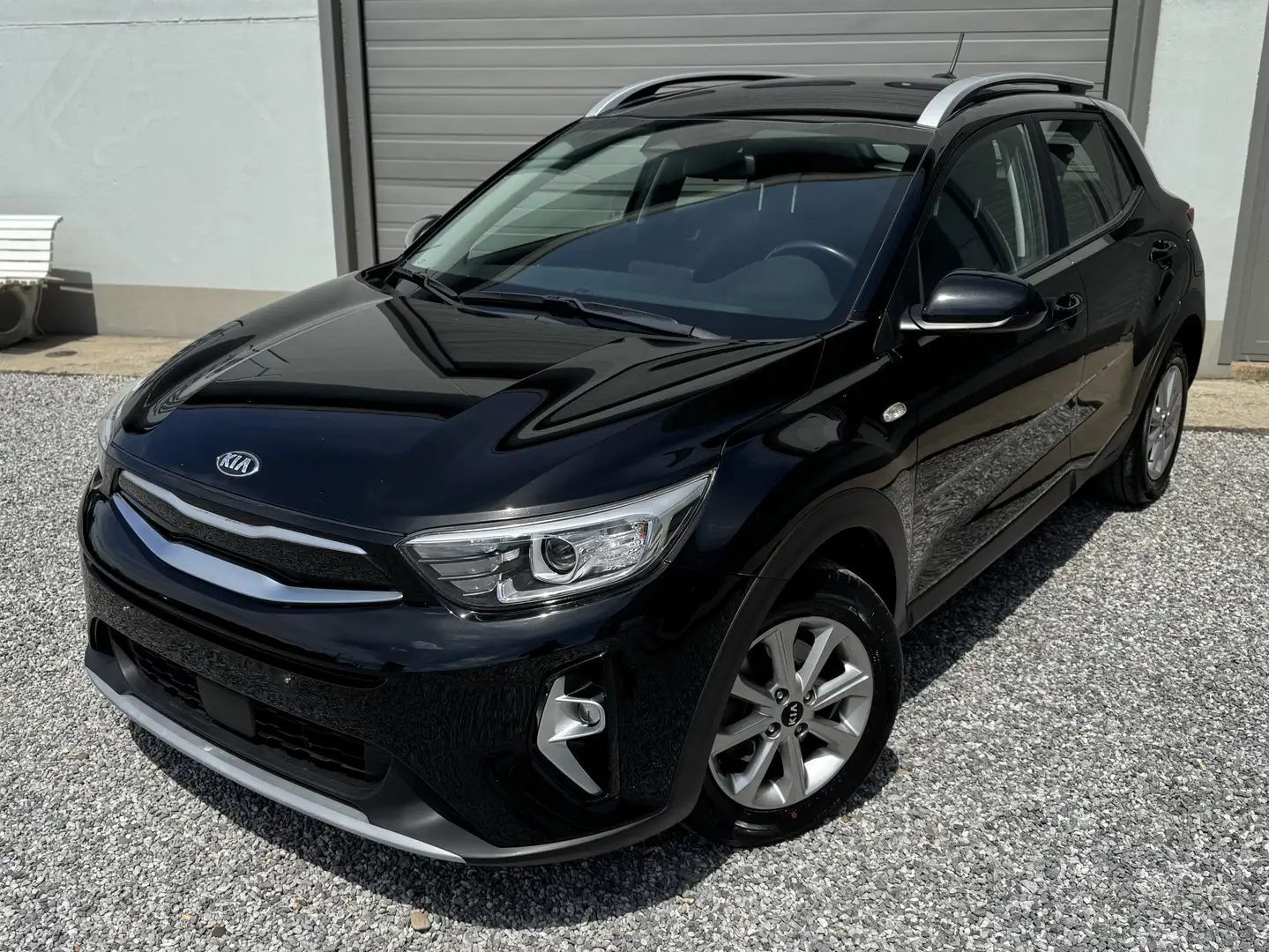 Kia Stonic 100PK / NAV / CAMERA / CARPLAY / FABRIEKSGARANTIE! Zwart - 1