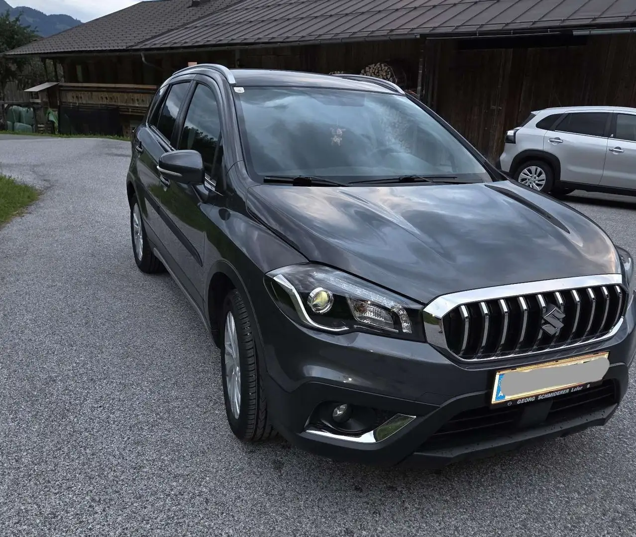Suzuki SX4 S-Cross 1,0 DITC 4WD shine Grau - 2