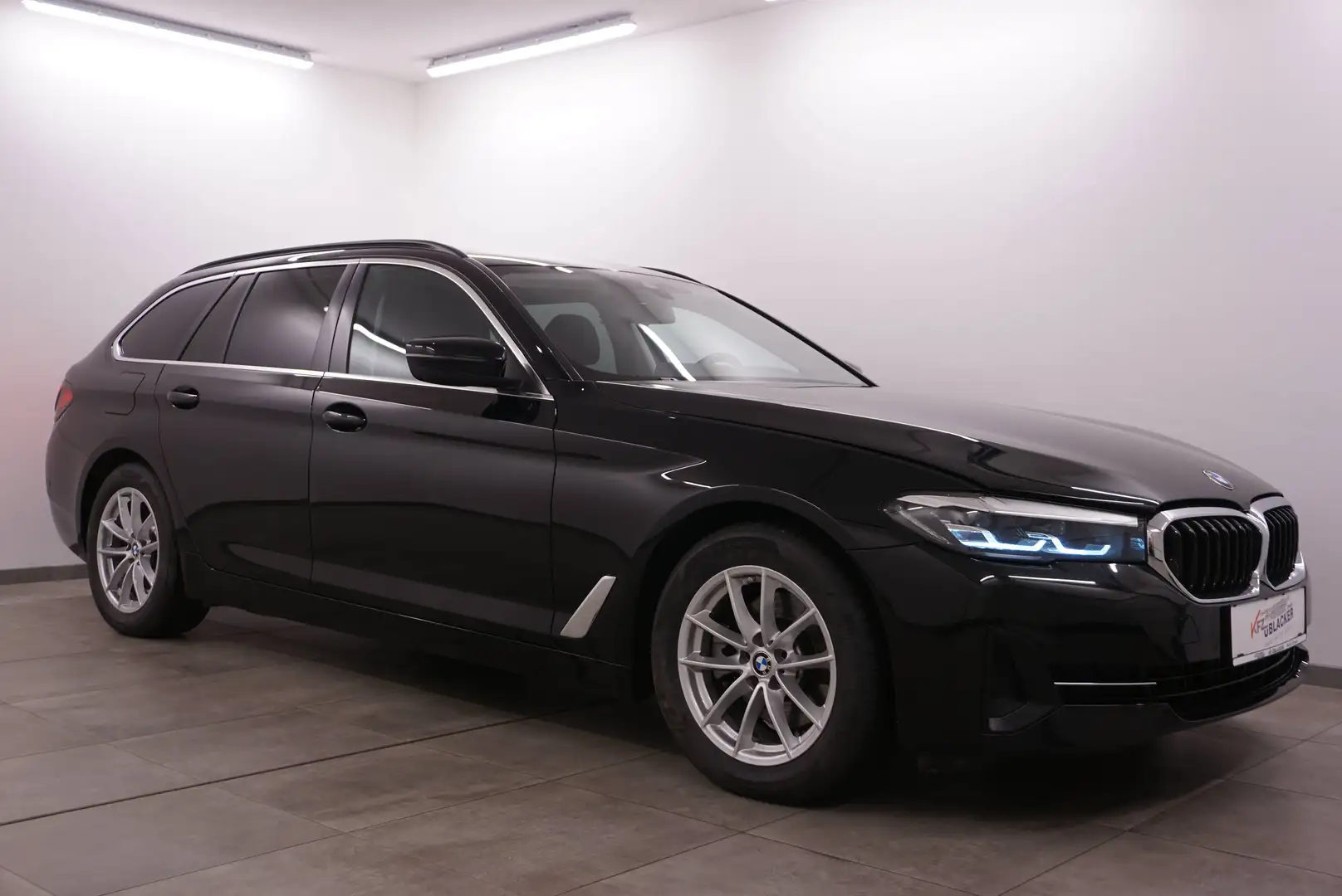 BMW 520 d xDrive touring// Anhängervorrichtung // Schwarz - 1
