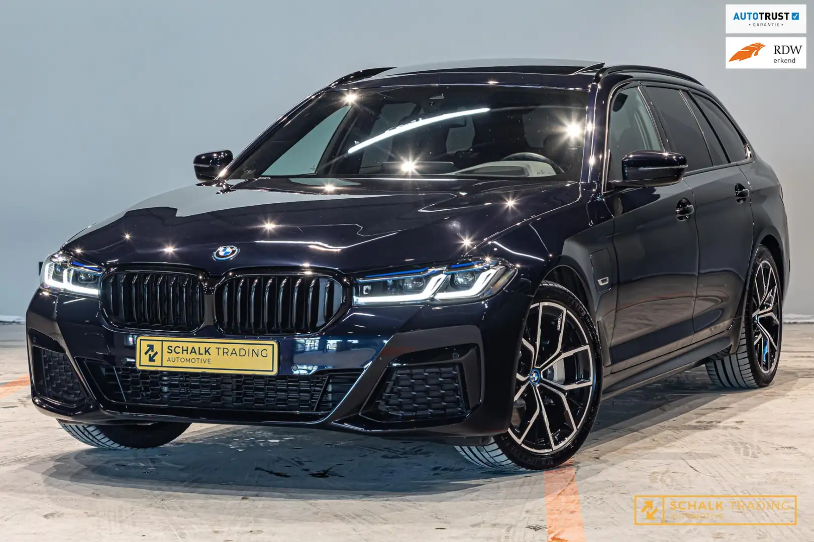 BMW 530 5-serie 530e Touring|Pano|Laser|Trekhaak|HUD|E-sto Zwart - 1