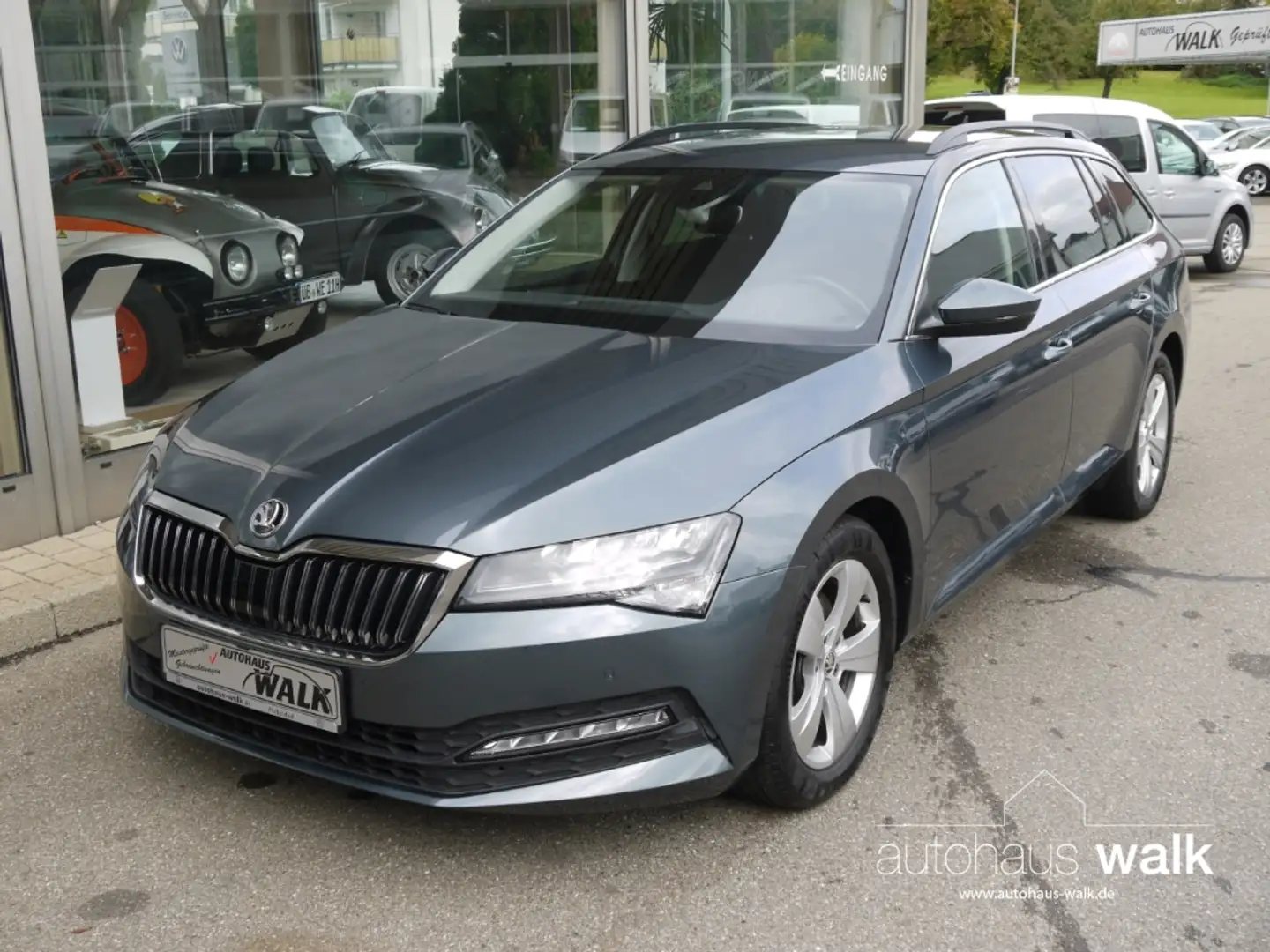 Skoda Superb Combi 2,0 TDI Ambition NAVI App AHK RFK GRA Grau - 2