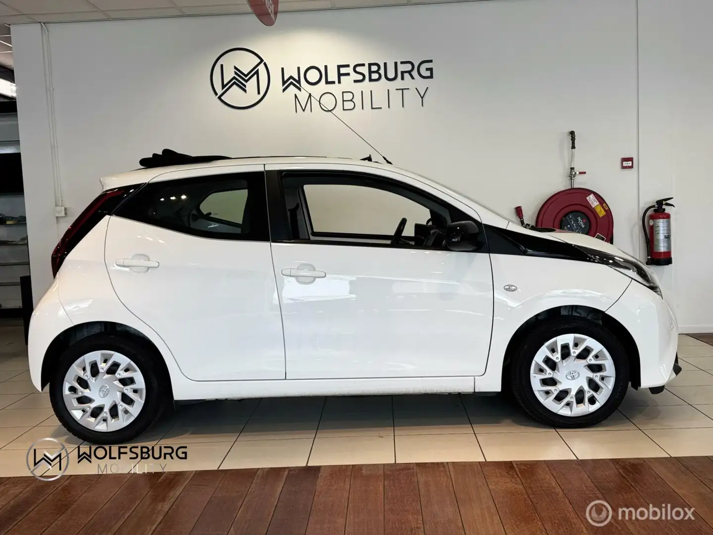 Toyota Aygo 1.0 VVT-i x-play Cabrio| NAP| NAV| CAM| Uniek! Weiß - 2