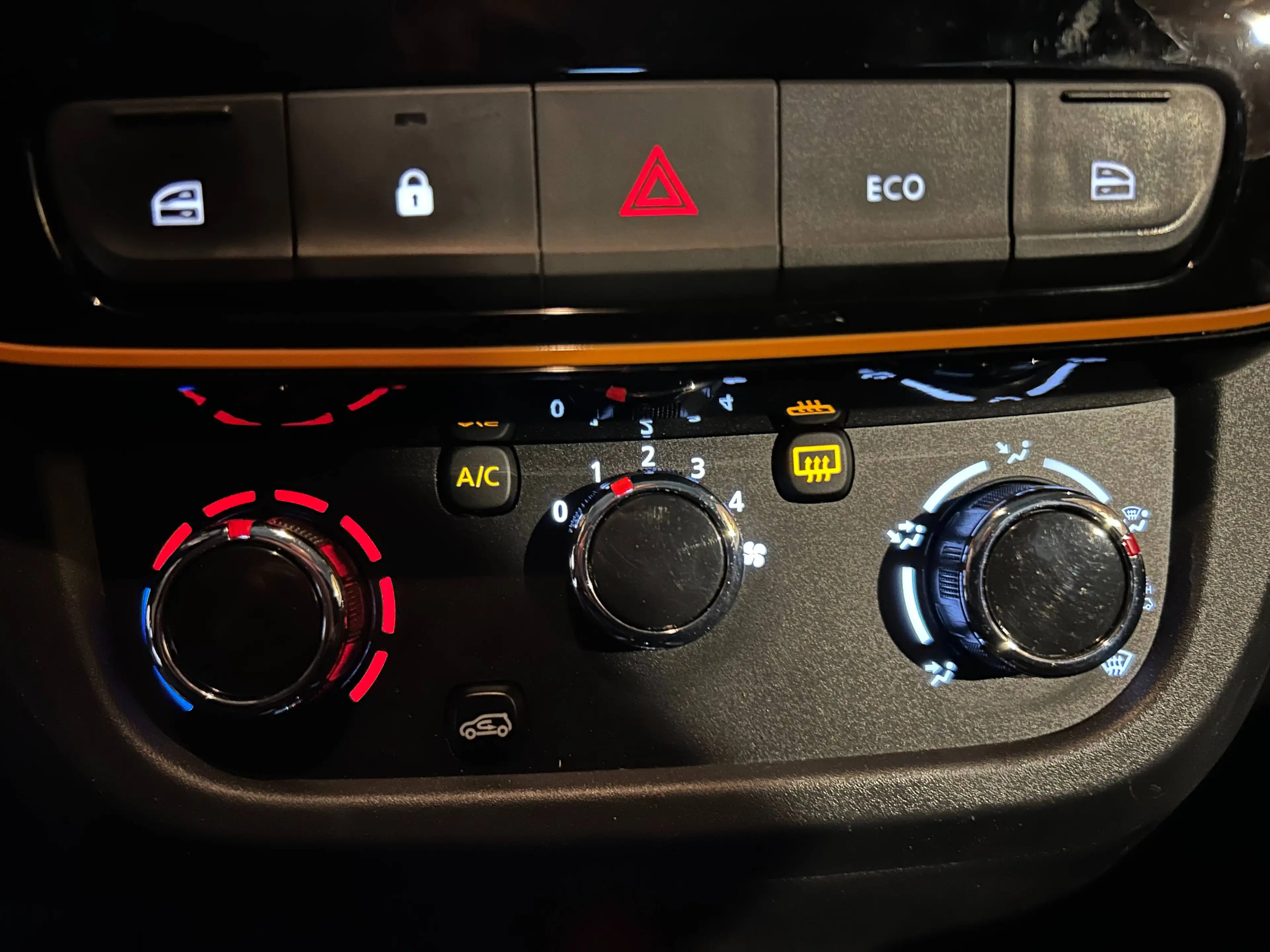 Dacia Spring Electric Comfort Plus Orange Look — photo 12