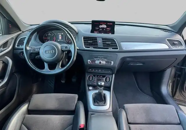 Audi Q3 view 8