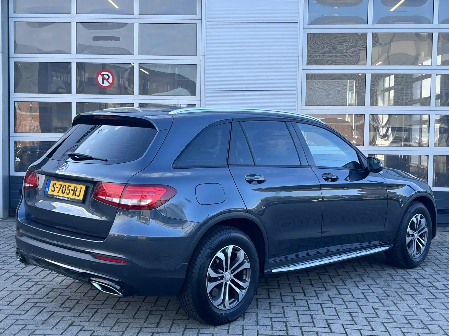 Mercedes-Benz GLC 250 4MATIC Ambition | Navigatie | 17" LM Velgen | PDC Grijs - 2