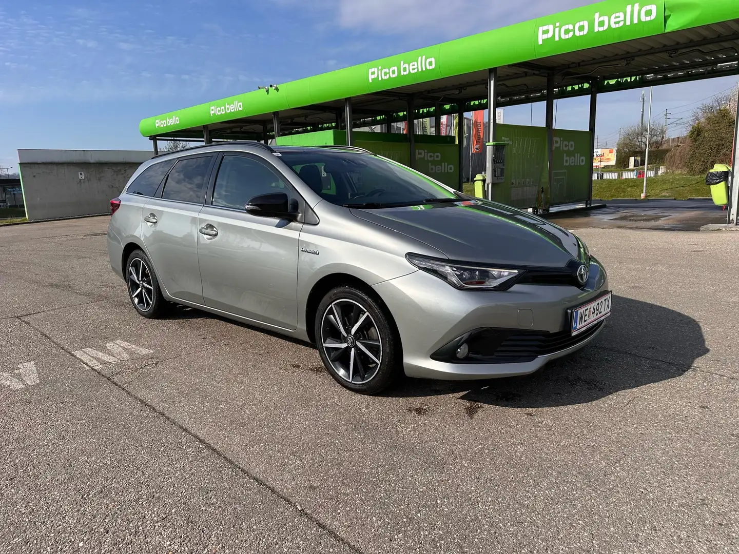 Toyota Auris TS 1,8 VVT-i Hybrid Sport Grau - 1