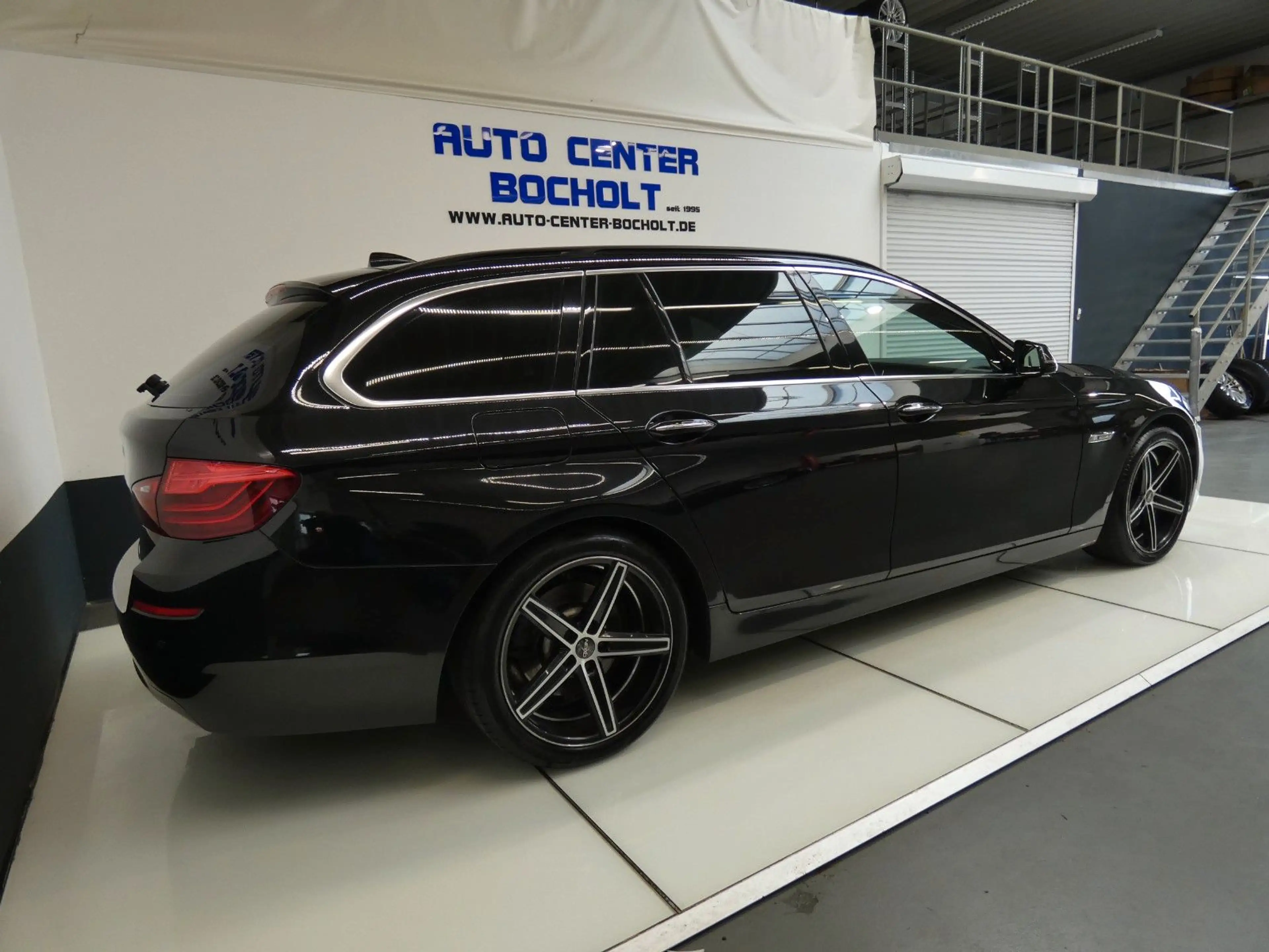 BMW 525 d*NaviProf*Leder*RFK*Panorama*AHK*PDC*LM19 — photo 9