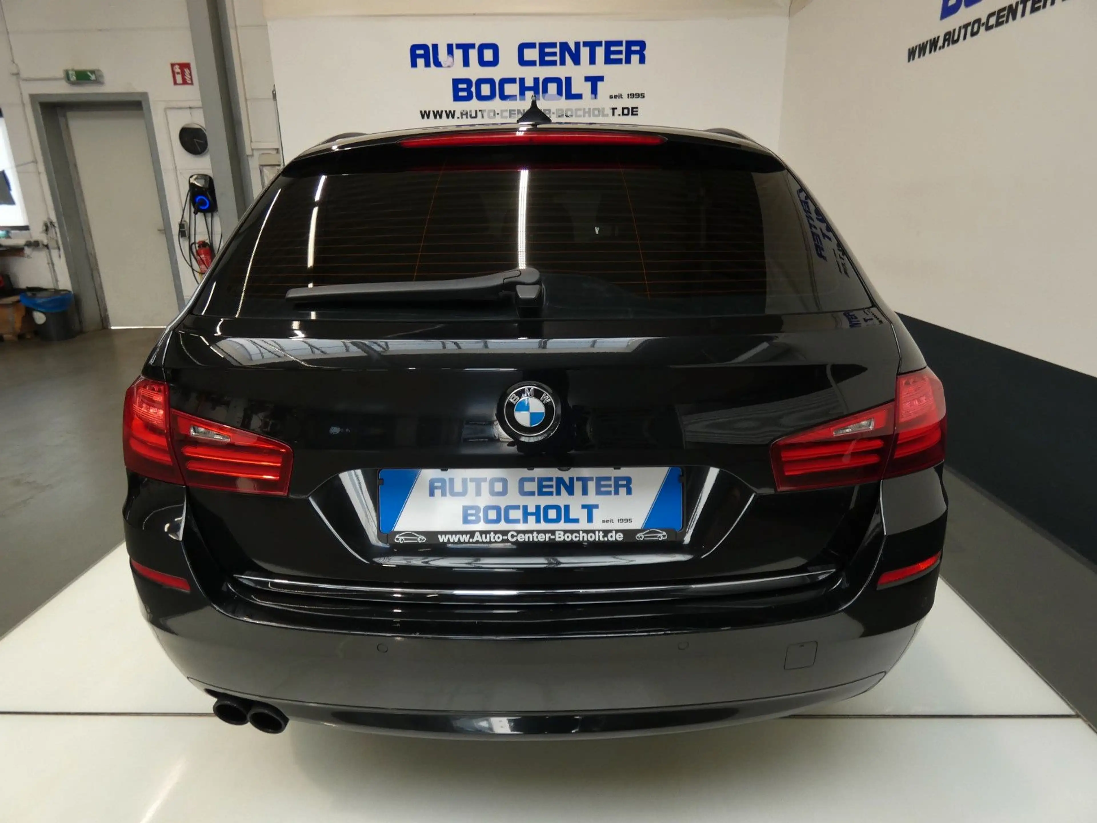BMW 525 d*NaviProf*Leder*RFK*Panorama*AHK*PDC*LM19 — photo 2