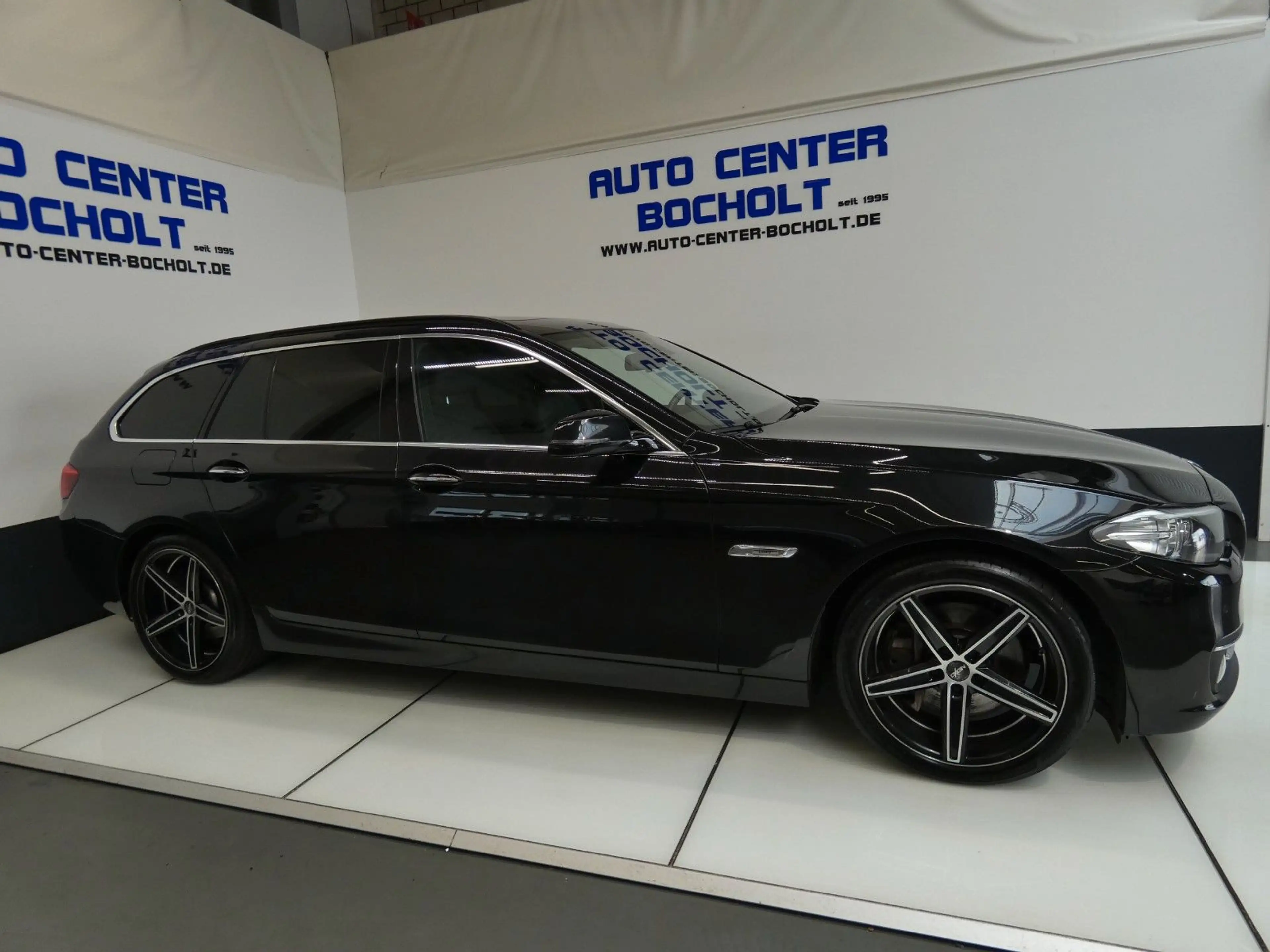 BMW 525 d*NaviProf*Leder*RFK*Panorama*AHK*PDC*LM19 — photo 4