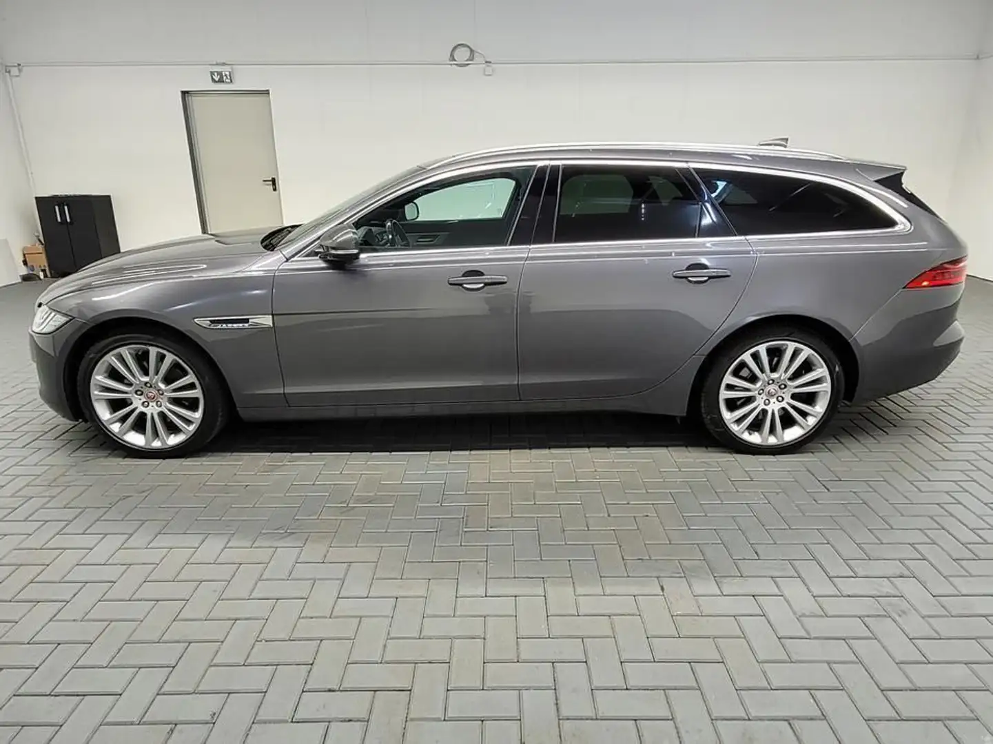 Jaguar XF Sportbrake AWD Portfolio LED/Navi/AHK/Pano/Me Gris - 2