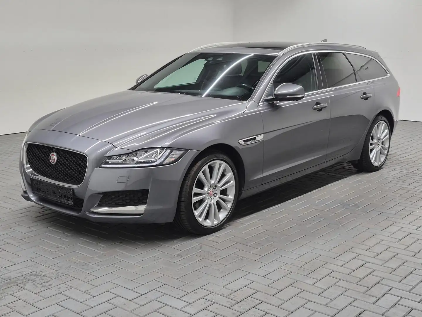 Jaguar XF Sportbrake AWD Portfolio LED/Navi/AHK/Pano/Me Gris - 1