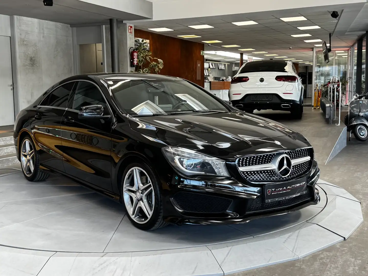 Mercedes-Benz CLA 220 d 4Matic AMG-Paket Aut. *Navi*Kamera*Spiegel-Paket Schwarz - 1