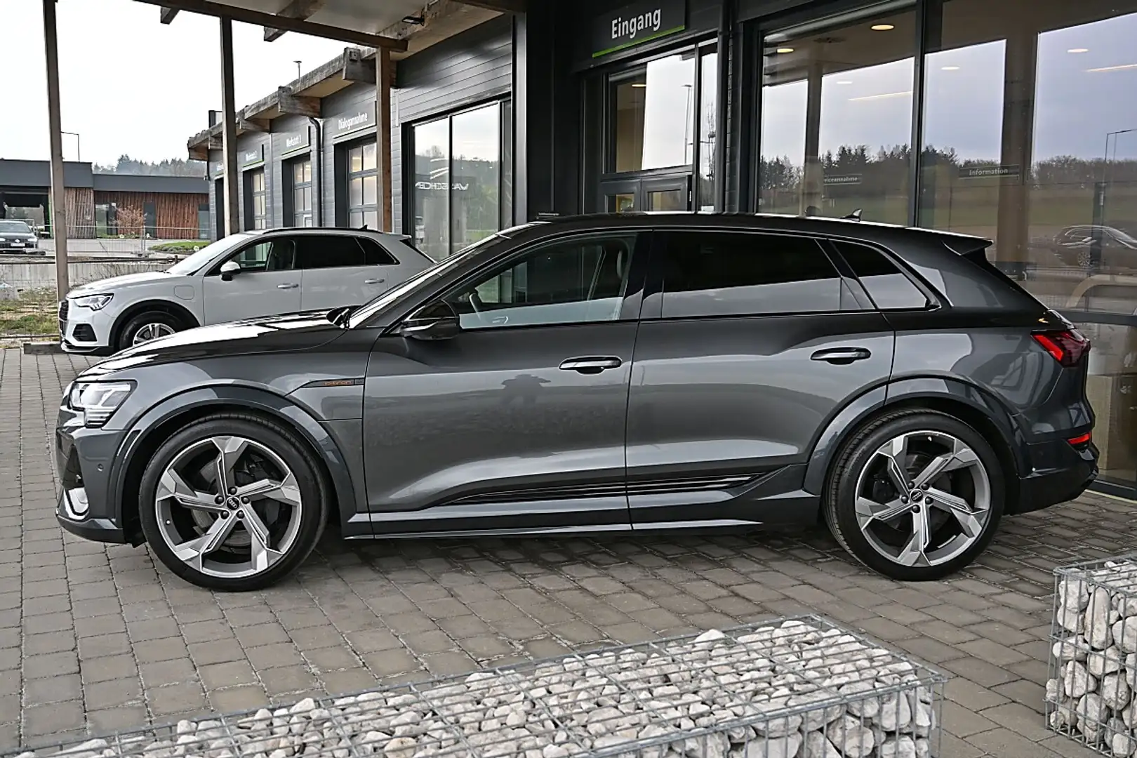 Audi e-tron quattro 95kWh S NP €133k ACC, AHK, Sitzklima, M... Grau - 2