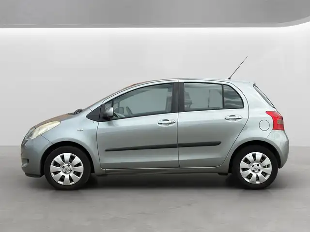 Toyota Yaris view 3