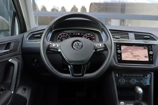 Volkswagen Tiguan view 3