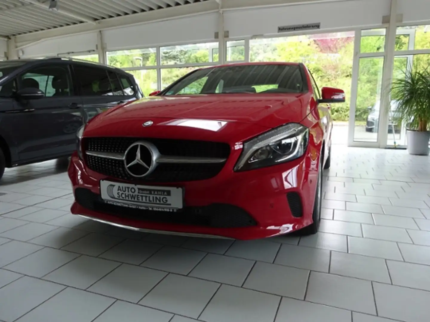 Mercedes-Benz A 180 Urban BlueEfficiency KLIMA LED NAVI ALU Roşu - 2