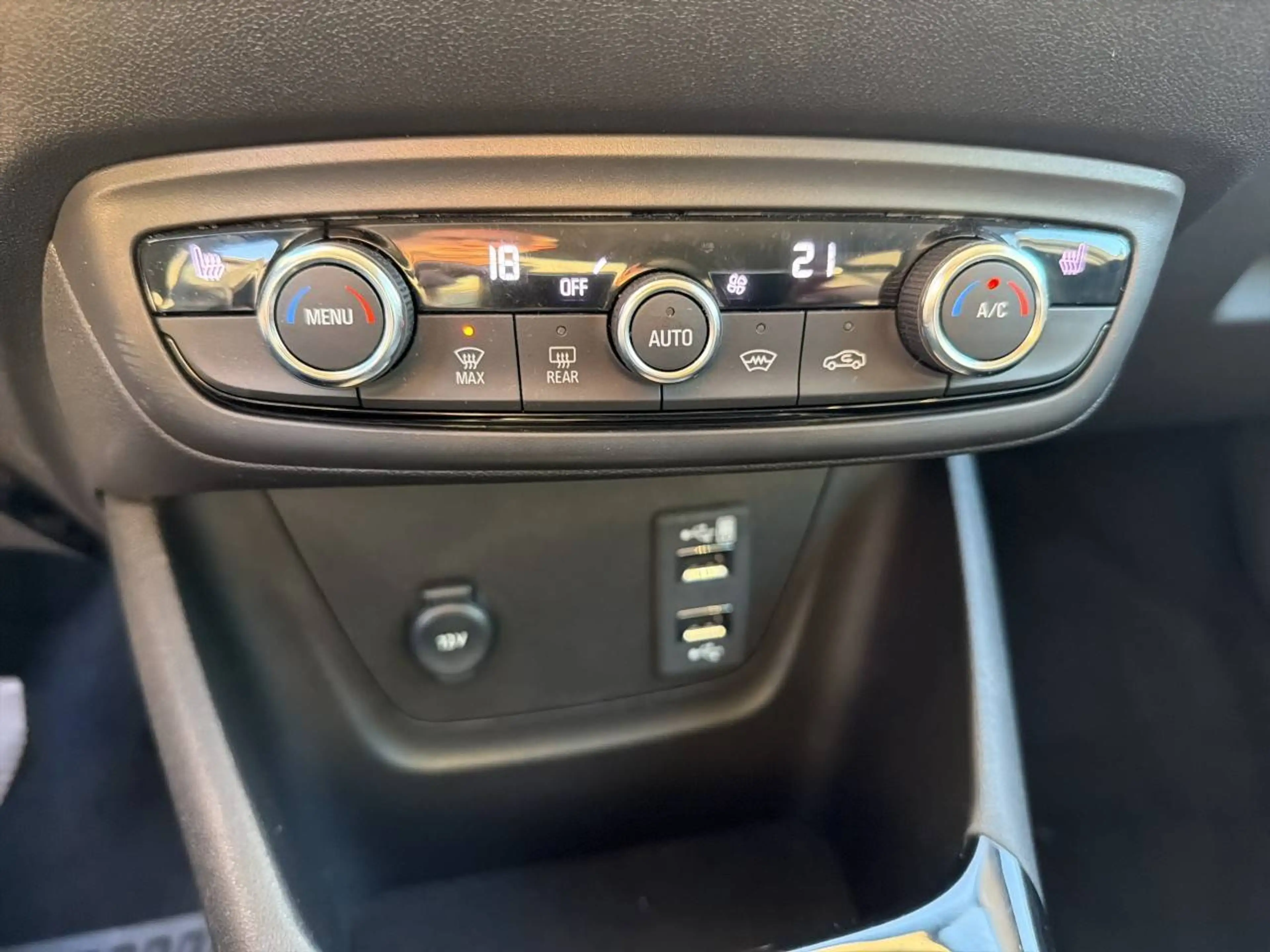 Opel Crossland X Elegance — photo 13