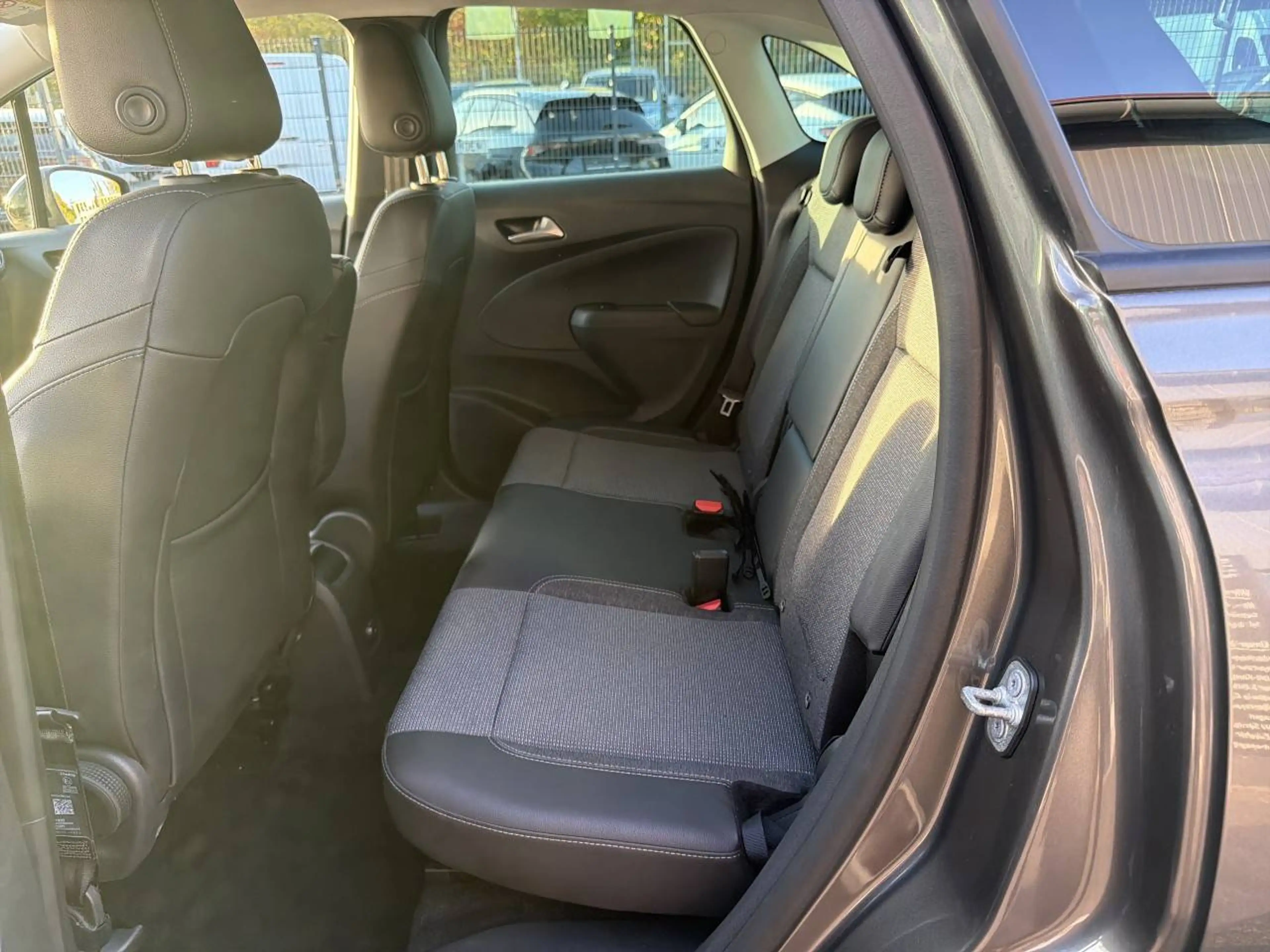 Opel Crossland X Elegance — photo 10