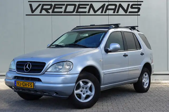 Mercedes-Benz ML 320 M-klasse LEES TEKST