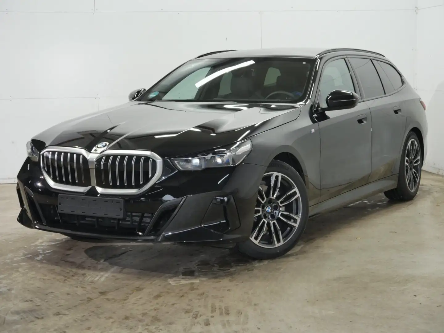 BMW 520 i M Sportpaket, Panorama-Glasdach, Sitzbelüftung v Schwarz - 1