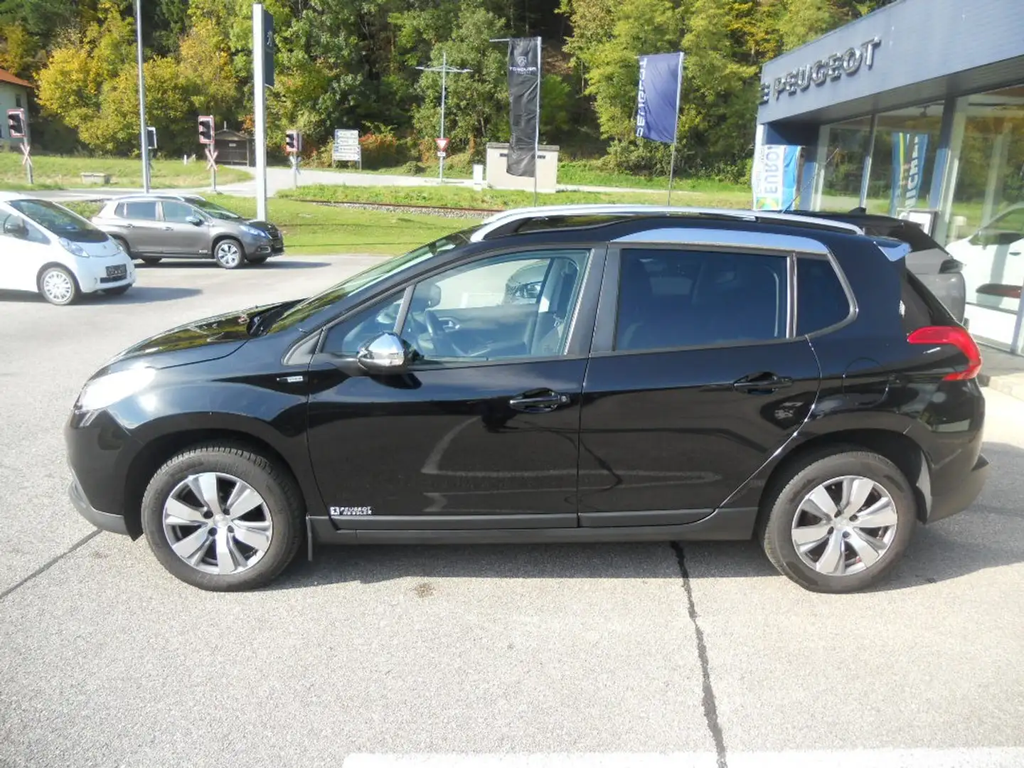 Peugeot 2008 1,6 Blue HDi Style Schwarz - 2