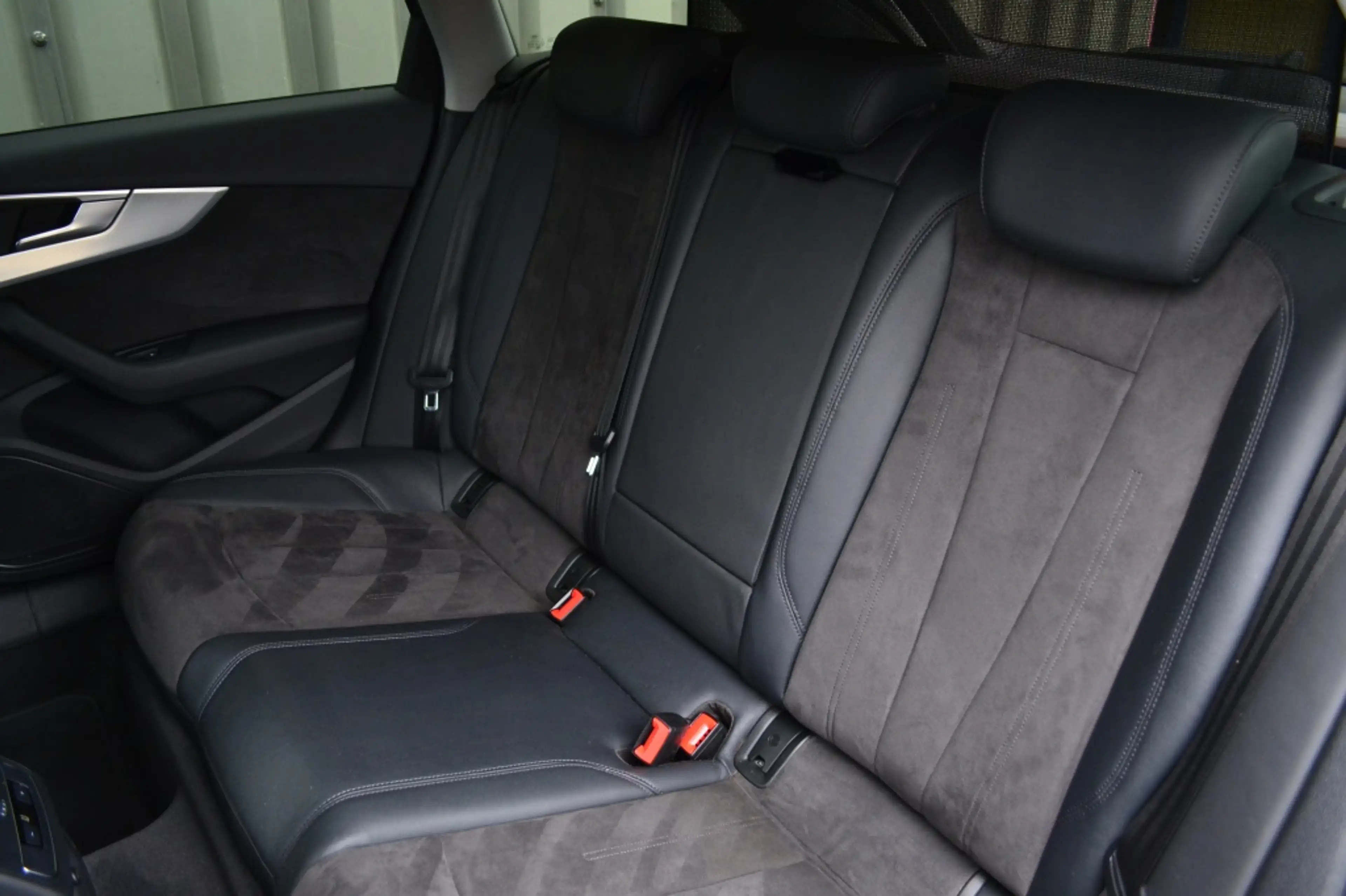 Audi A4 Avant 35 TFSI Sport LED/Navi/Keyless/19'' inch — photo 11