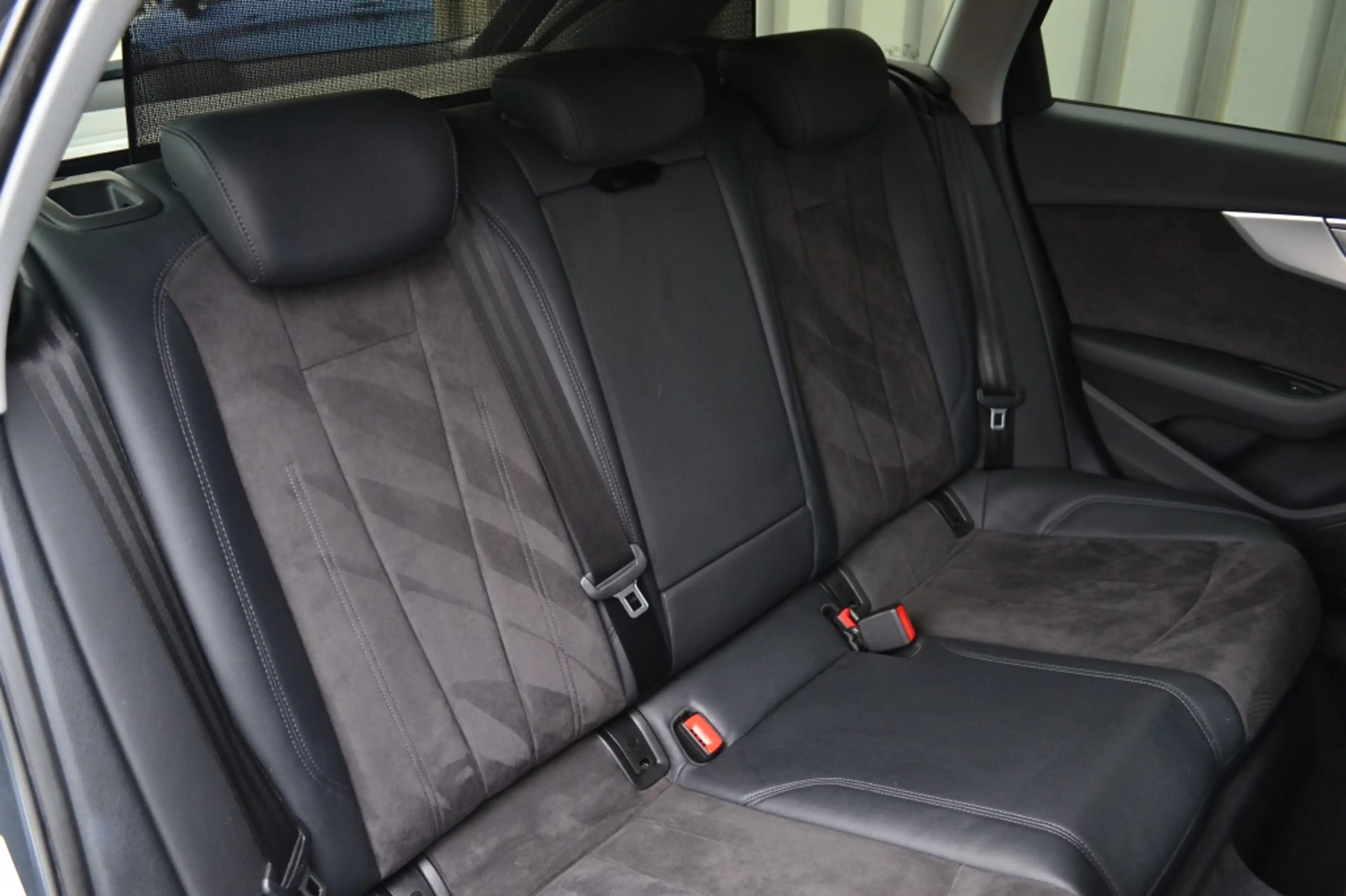 Audi A4 Avant 35 TFSI Sport LED/Navi/Keyless/19'' inch — photo 13