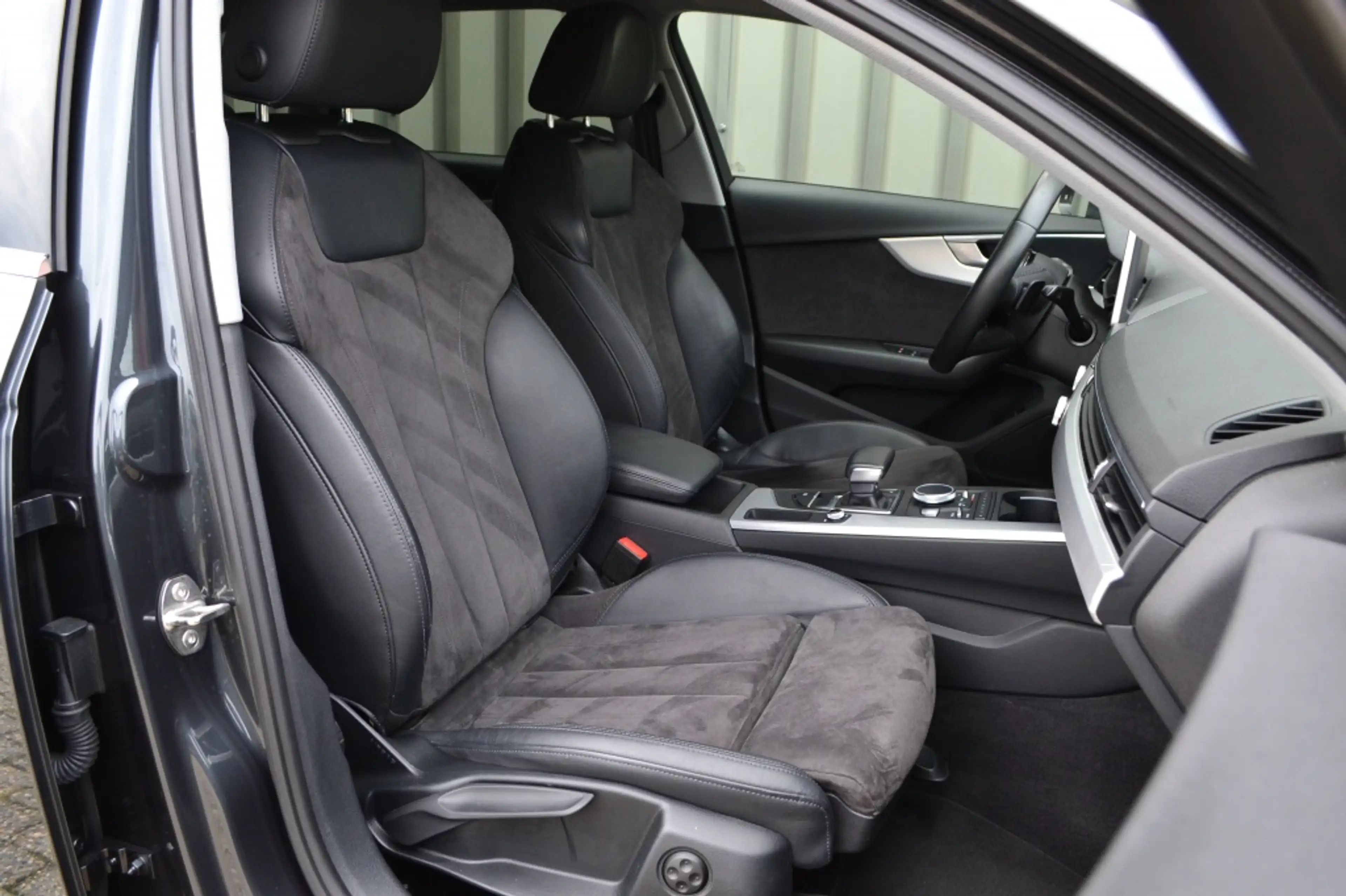 Audi A4 Avant 35 TFSI Sport LED/Navi/Keyless/19'' inch — photo 9