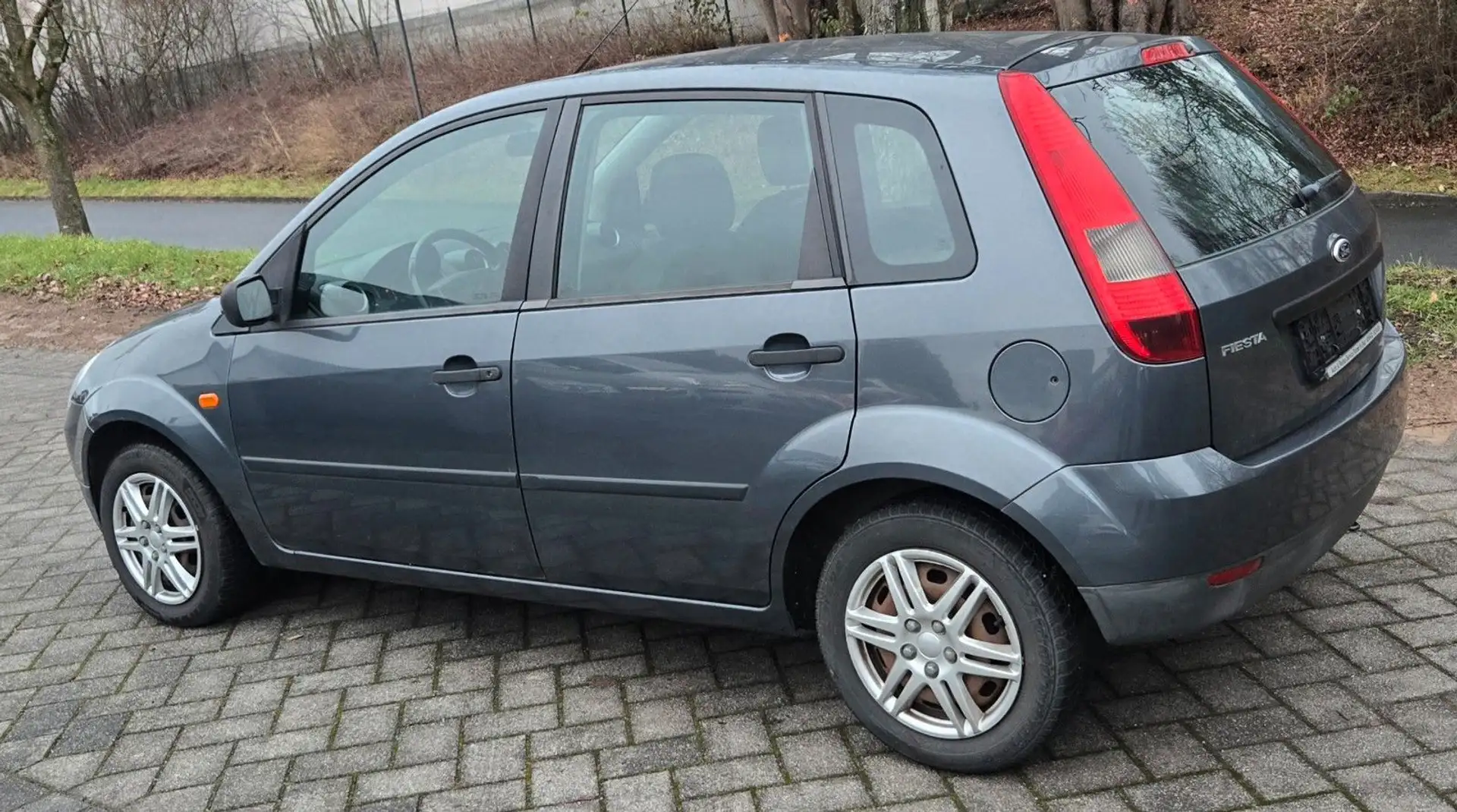 Ford Fiesta 1,3,5-trg, Klima Grau - 2