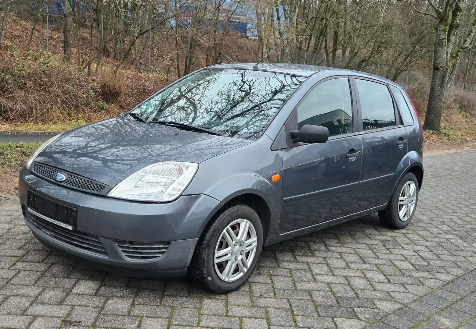 Ford Fiesta 1,3,5-trg, Klima Grau - 1