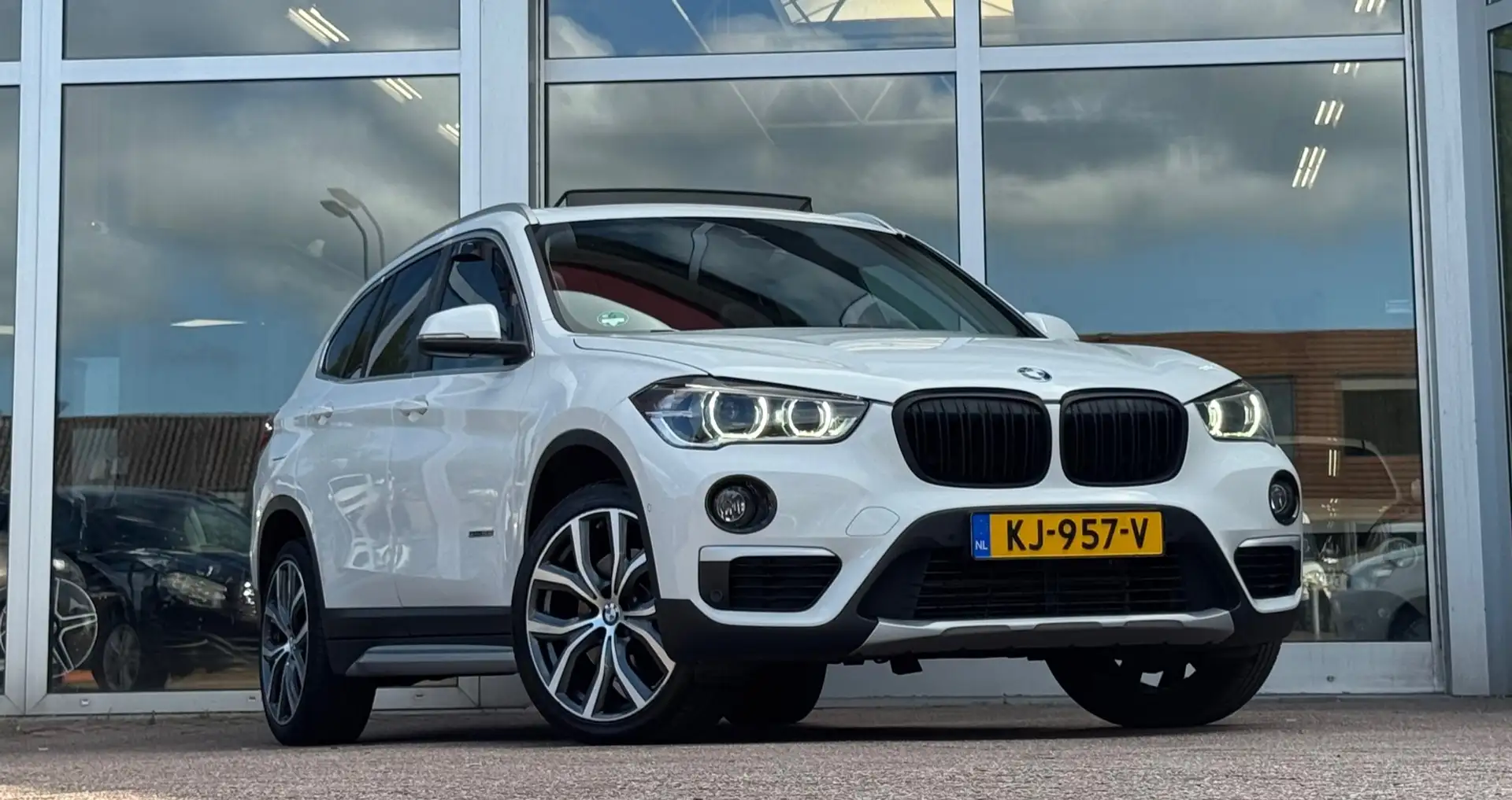 BMW X1 SDrive20i Panoramadak Camera Led Leer 19"LM Mooi!! Wit - 2