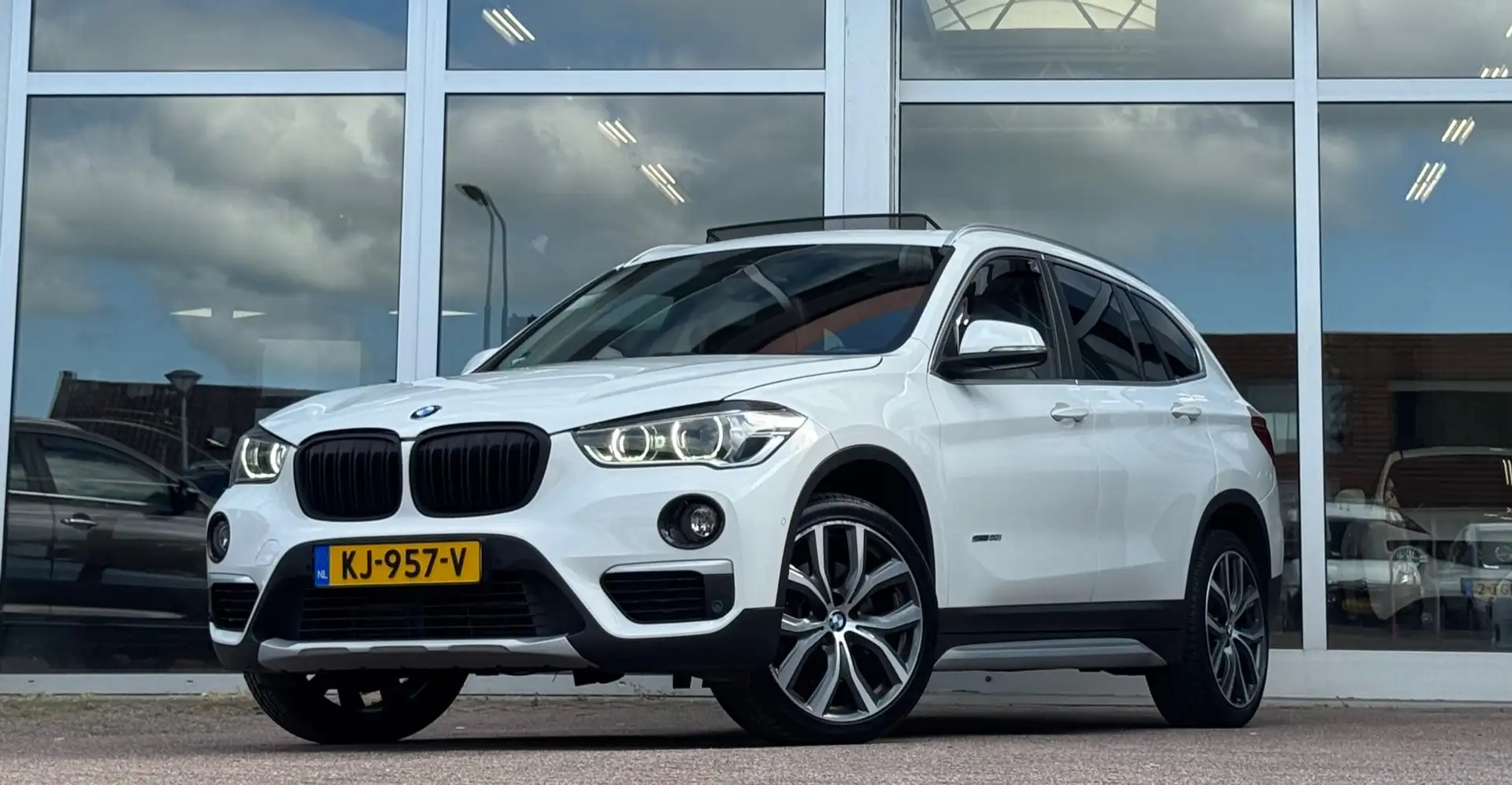 BMW X1 SDrive20i Panoramadak Camera Led Leer 19"LM Mooi!! Wit - 1