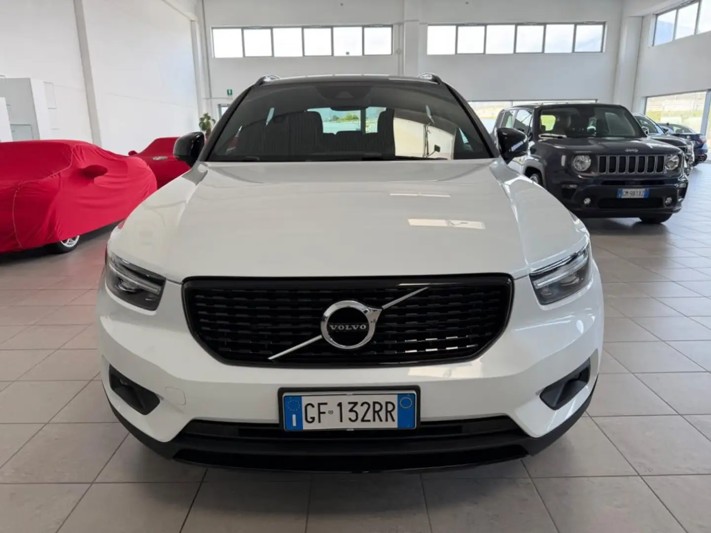 Volvo XC40 T5 Recharge Plug-in Hybrid R-design Grau - 2