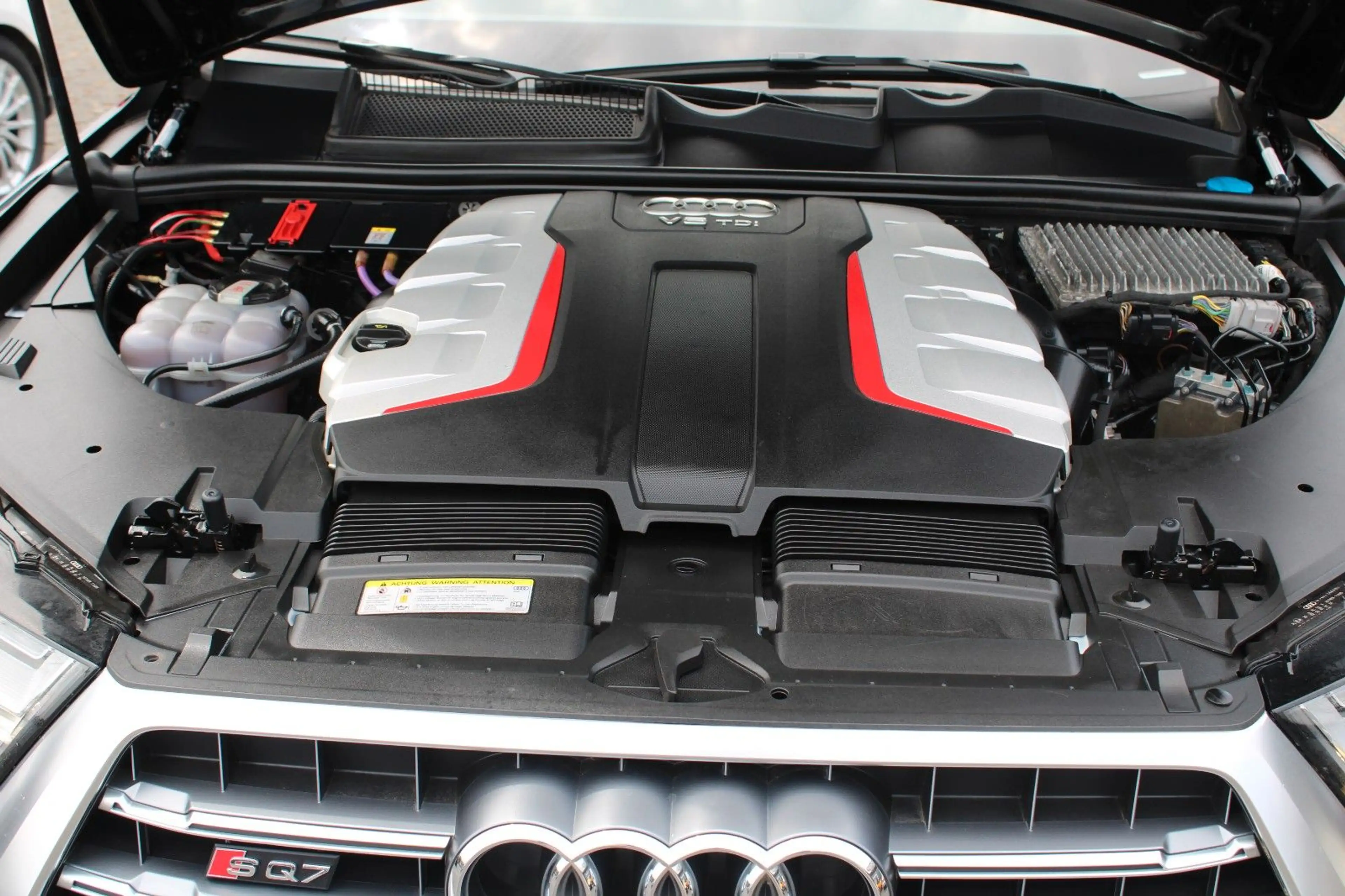 Audi SQ7 4.0 TDI quattro — photo 13